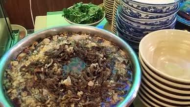 4k拍摄新疆蒙餐手把肉、蒙古果子、小菜等视频的预览图